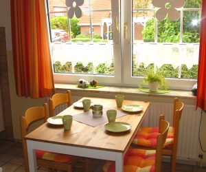 Gemütliche Küche mit Tisch für 4 Personen in der Ferienwohnung Muschel
